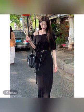 2025夏季新款轻熟气质套装女简约显瘦设计感罩衫吊带连衣裙两件套,斜肩罩衫宽宽松松超级遮肉 搭配吊带连衣裙上身一整个纸片人的效果 重工的腰带提高腰线显身材曲线 满满轻熟知性的感觉~#气质穿搭 #连衣裙套装 #御姐范儿 #遮肉显瘦 #设计感穿搭