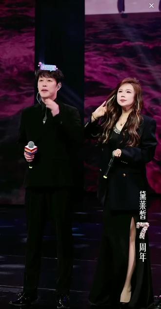 #上热门 @杨娇娇🎤灵魂歌者🐯 (海澜飞马) @歌手赵鑫#再一次同台演唱 @刘旦旦 中午十二点钟直播 @王小欠 四人在@猫七七18号黛莱皙七周年全球盛典 #演唱《许多年以后》👍👍👍