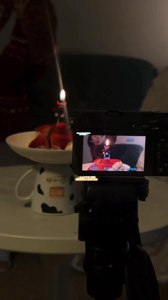 一个人在家也能拍的氛围纪念日视频教程(单身狗版)
今天过情人节的你们可以找你的情人拍🙃
#情人节拍照 #生日拍照 #一个人拍照 #出片秘诀
#三脚架