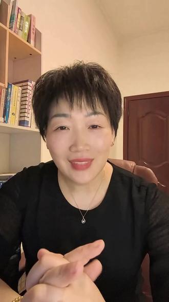 高考志愿填报五步法,一定要记住 高考志愿填报五步法,你一定要记住了。第一步就是查位次,成绩出来的第一时间去查全省的排名位次,假如孩子今年考了598分,排名是14000名。第二步换算等位分,找到2025年的一分一段表,看14000名对应的分数是590分,这个分数才是真正咱们要参考的分数。第三步,筛选学校和专业。以590分,上下浮动20分,在570-610分,把去年这个区间内录取的所有的学校全部筛选,选取想去的学校和专业。第四步,排序,你把筛选出来的学校和专业按照冲稳保三个档次排好序,冲的学校加3-20分,稳的学校在590分上下浮动3-5分,保的学校在560分左右。第五步,检查和核对,检查学校排序,核对招生简章,一定要把所选的所有学校的招生章程,都认认真真的看一遍,看看有没有体检、视力或者身高要求,有没有单科成绩的要求,比如他有的专业要求英语单科不能低于105分,你考了104分,哪怕总分数再高他也会被退档的。 #高考家长必读 #高考志愿 #高考那些事#高考 #志愿填报 @DOU+小助手 @我要上热门 @抖加小助理 @涨粉一千万 @敏姐悟人生
