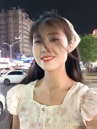 “再听一遍女儿情,敬我们的初相识, 我爱人间初相见,也敬深情不久远。”