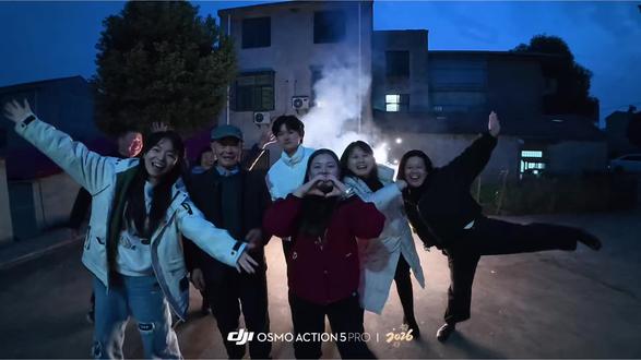 烟花下的我们🎇 #胶片定格的一瞬间 过年🧨群像就这么拍📸#烟花最浪漫的一瞬间