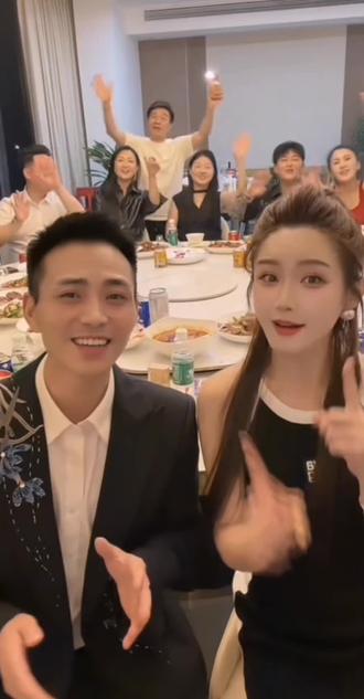 他她俩同框一起唱歌#红豆#索图大舞