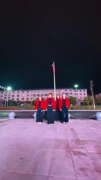 #全民热舞CV广场舞交流赛 #穿CV跳C位 @CV新广场舞潮牌 TT女团,酷炫飞扬!