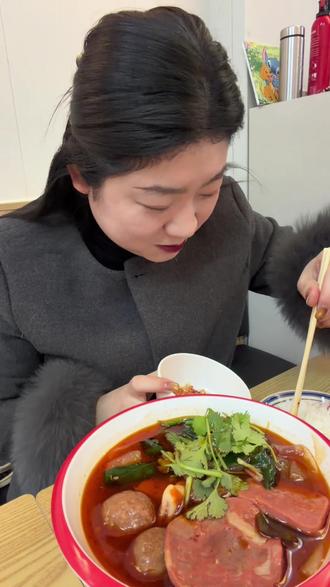 #麻辣烫申请加入fog #川味麻辣烫 6荤9素川味麻辣烫15.5元,两人餐荤素搭配不用纠结,下班速冲