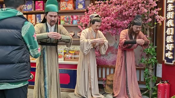 为什么没人敢鼓吹男性不婚主义?
因为戳破这层纸,火烧的是整个牌桌。现在婚姻的本质是什么?是让普通男人自愿戴上"责任"项圈,然后被拴在流水线上当人肉电池。
房贷,车贷,彩礼,育儿,养老--这些词换个说法,叫"合规的人生质押"。
你猜为什么所有舆论都在催男人"上进""担当""给安全感",却绝口不提"你可以不玩这个游戏"?
因为一旦普通男人集体睁眼,算清这笔账:
结婚=掏空自己+背上三十年债+活成家庭提款机。不婚=工资自己花+时间自己控+风险自己担。
那套"成家立业才是正经人"的剧本就演不下去了,结婚生子养家糊口200万打底这钱我自己花,还不用看任何人脸色,能爽成什么样,谁都不敢想象。