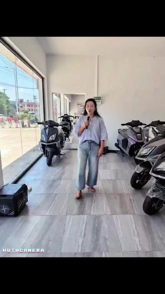 实拍台田UY125,家用踏板天花板 今天给大家推荐一台国民好踏板——台田UY125!外观经典不过时,动力平顺好骑,油耗低、空间足,不管是日常上下班,还是出门采购,它都能轻松胜任。品质靠谱,价格亲民,喜欢的可以了解一下~#UY125 #踏板摩托车🛵 #代步车 #同城买车 #家用必备