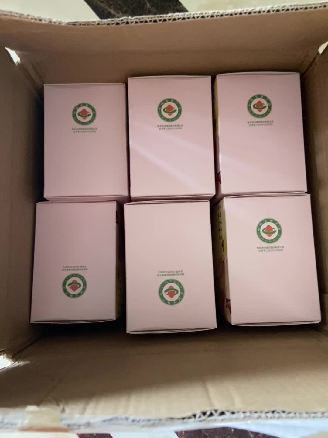 #姐妹们快点把奶茶换成银耳羹吧!今天刚收到的这款有机鱼浆银耳羹,它是由本草鲜银耳、有机子、冰糖雪梨、枸杞鱼胶,特别的方便,冷水、温水或者是滚烫的开水都可以去冲泡,一秒化开,配料表很干净。袋子特别漂亮,是送朋友啊,送同事啊,送亲人都是非常好的。附赠一个杯子,一个勺子,一箱,里面呢是有六小包的,胶质满满。