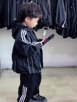 冲锋套装也太好穿了吧‼️秋天的省心搭配,穿上很有型,卡码拍大 #高品质童装 #每日童装搭配更新 #谁穿谁好看