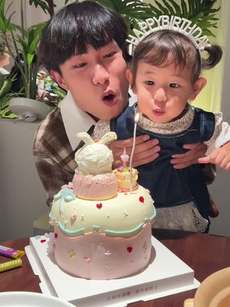 好消息:今天两岁了🎉 盼着你长大的舅舅又不希望你长大#舅舅带娃#德华带娃#汐汐舅舅带娃#人类幼崽 #生日快乐