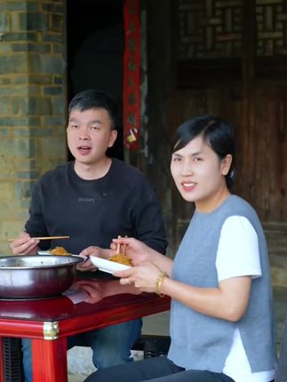 家人朋友们,贵州高山苦荞面条来了,拿回去煮汤面煮燃面炒面凉面都安逸,大人小孩都爱吃,喜欢吃的老乡拍一单回去试一下我们家乡的味道  #优质农产品 #苦荞挂面 #贵州苦荞面条 #苦荞面 #家乡的味道