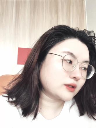 你不是“反叛父母”,你是在和过去那个一厢情愿的自己告别。
写给我们这群曾被误解、被利用、被忽视的孩子
我们曾把最干净、最不设防的爱,交给了那些最应该保护我们的人。
我们以为忍让会换来理解,沉默会换来温柔,努力会换来一句“我以你为傲”。
可现实告诉我们:不是所有的“父母”都配得上“爱”这个字。他们的要求,常常不为我们的成长,只为他们的面子、利益和情绪宣泄。
当我们做出自己的选择,他们说我们叛逆;当我们伸出求助的手,他们说我们不独立。
我们不是不独立,我们只是太久、太早地,独自面对了这个世界。
不是我们不够好,是他们从未真正愿意看见我们。
但现在,我们终于明白:
他们不能定义我们的价值,不能绑架我们的未来,不能继续用“为你好”的名义消耗我们。
我们在痛里醒来,也会在清醒中重生。
这段经历不会再是我们的枷锁,而是我们走向自由的证据。
我们本不该被这样对待。
但我们会用自己的方式,活出比他们想象中更辽阔的生命。
给曾经低声下气的自己一个拥抱,
也给现在勇敢说出真相的我们,一个掌声。
我们不是“坏孩子”——我们是终于看清了的孩子
#心理 #npd #自恋型人格障碍 #父母 #疗愈