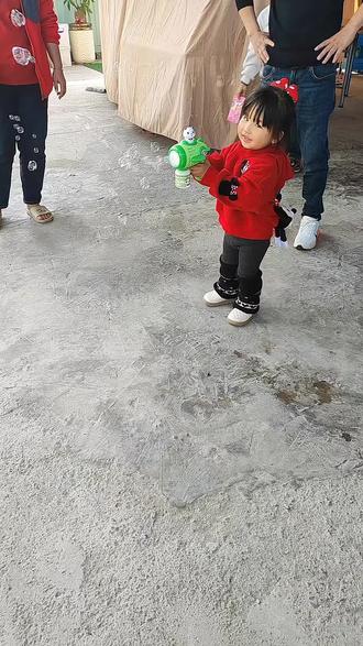 很容易满足的小明友😁😁😁#泡泡枪