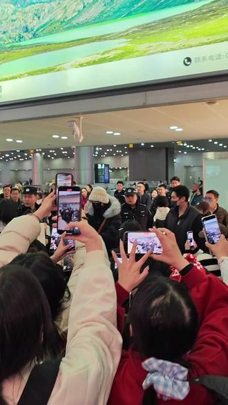 这都能认出来的估计都是真粉丝😂过年假期体验感+1 之 回成都双流下飞机遇见 郝熠然 粉丝接机·本人很有礼貌 一直在感谢回复粉丝 就是场面有点太太太混乱 在跑的都是真粉 没跑的都是路人🫡#镖人 #郝熠然