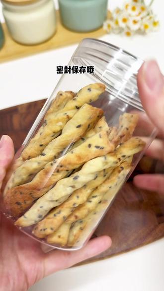 只要有香蕉,空气炸锅或者烤箱就能给宝宝做的香蕉扭扭棒,10月以上宝宝就能吃哦,锻炼抓握的同时还可以磨磨牙#宝宝辅食#宝宝零食#香蕉扭扭棒