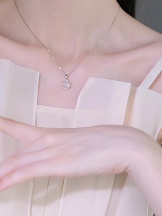 这个夏天去戴这条冰冰凉凉的项链,高冰高透、无杂质、无裂痕的白玉髓,非常的通透啊,姐妹们,底座跟链子全都是925纯银的,打磨的相当精致,非常大气高级,彰显东方女性魅力#项链 #925纯银#玉髓