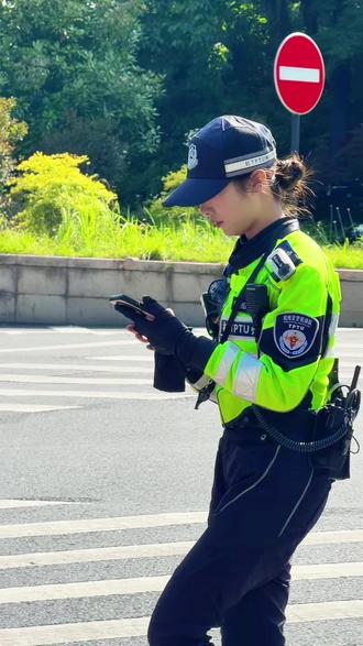 兔子警官在执勤中#平安守护 #杭州交警李语蔚 #现场实拍