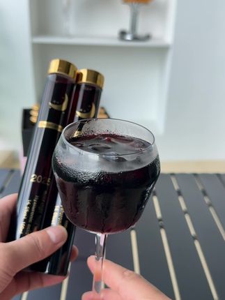 微醺女生的必备晚安小红酒,粉色礼盒太浪漫了!一支一杯量刚刚好。入口浓郁香甜,醇厚顺滑,低度的酒精,喝完一支微醺感就来劲了!#葡萄酒 #陪你精致生活 #有点上头 #微醺 #生活仪式感