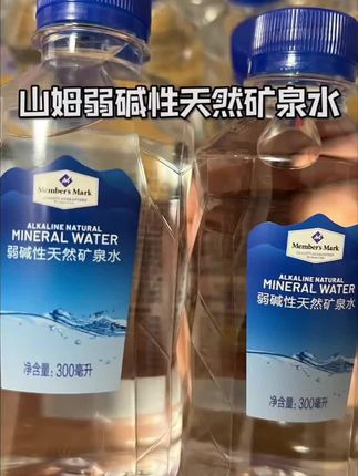被问爆的山姆弱碱性天然矿泉水,真的值得买吗?最近山姆这款弱碱性天然矿泉水风很大,跟风入手后,我必须分享一下感受!水源地:它来自广西巴马县长寿山,这个被誉为“长寿之乡”的地方,山清水秀,空气清新,是天然的氧吧。矿泉水取自深层地下水,经过自然过滤,每一滴都蕴含着大自然的精华。弱碱性:pH值在7.2 - 7.8之间,口感柔和:喝起来清甜爽口,直接喝、泡茶、煮咖啡都很合适#山姆弱碱性天然矿泉水 #弱碱性水 #弱碱性矿泉水 #弱碱性水对人体的好处 #山姆碱性矿泉水@DOU+小助手 @DOU+好生意