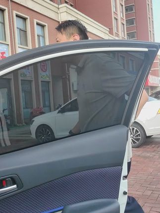 家里水费多贵啊 必须来幼儿园洗脸 迟到大王LUCKY一下车飞快的就跑去拿叉子了 旁边还有一个帮忙的……@幼儿园保安爷爷