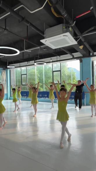 这么努力不要命啦🙈#别练了再练进国家队怎么办#少儿舞蹈💃 #学舞蹈的孩子最美丽最自信#江口 #记录孩子们的舞蹈课