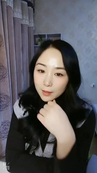 梦里出现的人到底是谁在想谁?我听过很好的答案 ,他是这么说的,他说不知道你信不信?心理学上说,当你梦到一个人,并不是那个人在想你,也不是他正在遗忘你,而是在你的潜意识里一直都有他,你在想他,于是以梦的形式告诉他,你一直都在想他。从来没有忘记过,其实出现在你梦里的人是你的身体感受到了你的思念,替你去见了一面那个你朝思暮想的人。#梦里的人 #难过的时候我学会了独自承受 #满眼都是你的人才配的上你的爱