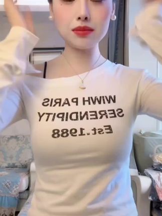 印花字母长袖T恤显瘦辣妹正肩t恤时尚秋季#女装穿搭 #春秋新款 #面料舒适透气 #穿出自己的风格 #百搭上衣