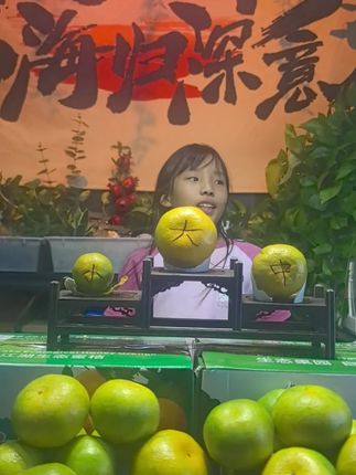 我家的模仿直播人卖东江湖蜜桔,在学校学的小主持人词语一套一套的。