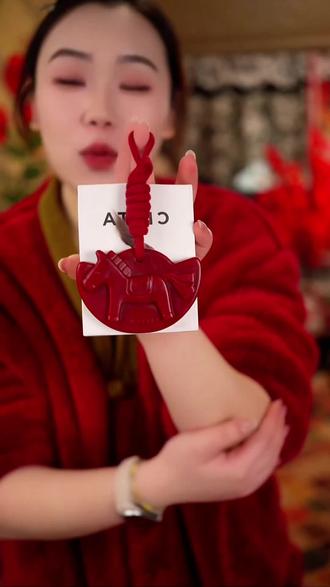 能让家里保持一股清香的小秘诀,就是这个西苔香薰蜡片,它是天然植萃蜡片,搭配纯植物精油,能持续散发淡雅香气,去除异味,而不是简单的以香盖臭。无论是卫生间、卧室还是衣柜,它都能轻松适配,放在哪里都合适。这样一款实用又精致的小物件,真的太值得入手了!#香薰 #香薰蜡片 #衣柜香薰 #种草好物 #亲测分享