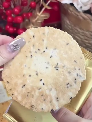 笨笨狗鸡内金山药茯苓饼,优选鸡内金与山药、茯苓等上乘原料精心制作,营养易吸收,口感香酥,即开即食超方便,家庭必备的健康美味小零食。#健康零食 #即食美食 #妈呀太好吃了 #营养零食#笨笨狗爆款
