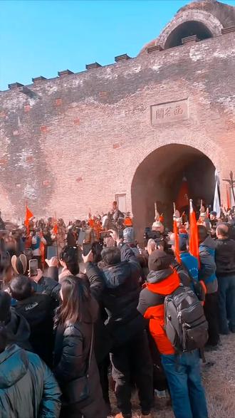 天山催客骑,驼队入函关。
风沙经万里,霜雪过千湾。#原创作品 #原创歌曲 《丝路春烟》#看见音乐计划 #东天山的骆驼队来了 #真实生活分享官