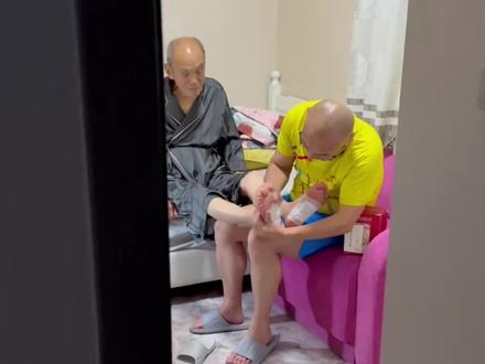 养儿防老在这一刻具象化#养儿防老#尊老爱幼#父母恩