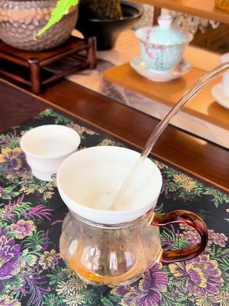 #羊脂玉瓷茶漏 不仅过滤顺畅,还能过滤细小的茶渣,过滤出的茶汤清澈透亮,简约造型,能适配各种公道杯,好用不贵#茶生活 #喝茶dou有仪式感 #茶人茶事