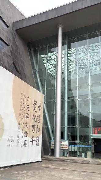 #四川 四川,因都江堰而成为天府之国。
李冰父子,以惊人的智慧构筑都江堰,从此使得这成都平原成为一片沃土,也因此使得秦人有着充足的后勤保障,保证了后期的以一灭六。
我特意去了都江堰市,这样一座因水利工程而得名的城市,都江堰离成都很近,是成都的卫星城市之一,打工人甚至可以做到早去晚归。
顺着都江堰市,来到汶川,这样一个曾经因此命名的大地震,当年轰动一时,并且影响至远。
汶川是一座生活节奏缓慢的城市,5月正是樱桃下树的时段,往来客商游客汇聚,往外发出的快递甚至比果子都要贵,因为娇贵,必须空运冷链。
我先后多次来到四川,四川与云贵藏渝陕甘相邻,我在这周边区域多次来到四川或者途经四川。
最为明显的是在西藏,川藏线是大家比较熟知的一条线路,也是许多游客来藏的必经之路之一,必经相比青藏线,川藏线的海拔更友好些,适合大众。
在西藏时,会经常遇到四川人,川藏一家不虚,甚至有的长年在西藏谋生。
四川很大,除了广为熟知的成都平原,还有大凉山,还有高原等地形,也是人口最多的省份之一,也是我最喜欢的省份之一。