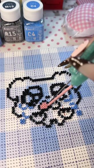 拼豆邪修大面积铺色法
创意老师:@肉馅大包子
图纸老师:@路小阮(拼豆版)
老师评论区的每位宝宝对这个流泪小狗的形容都超级到位…好萌
#拼豆#手工爱好者