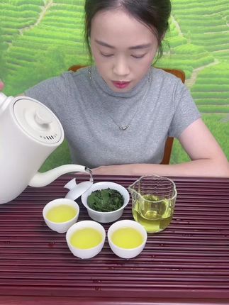 你是否还记得,那个陪你在古旧茶馆里喝茶的人?桌上的铁观音,热气袅袅,茶香弥漫。#茶叶 #铁观音 #口粮茶推荐 #召唤茶友