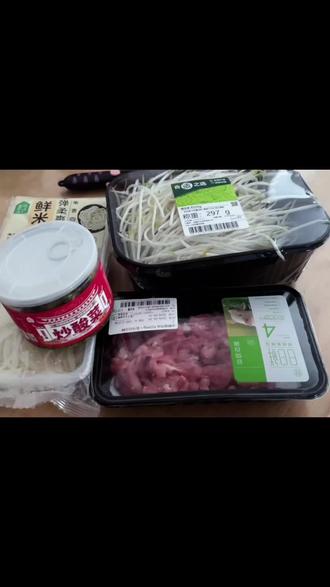 盒马三件套 亲測给到夯👍 炒酸菜➕鲜米粉➕豆芽 🥳都给我去吃🍽️
大馋😋丫头半夜起锅热油浇给
(还可以炒饭)
#盒马鲜生 #盒马三件套 #碳水治愈一切 #炒制步骤