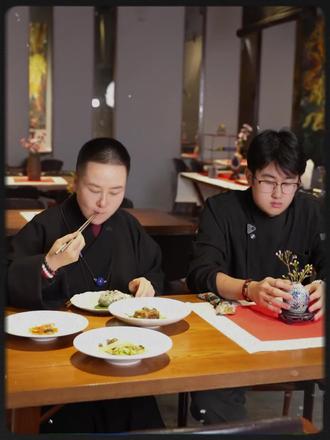 素食馆最好吃的竟然是烤乳猪。#素食馆 #只要我不尴尬尴尬就是别人