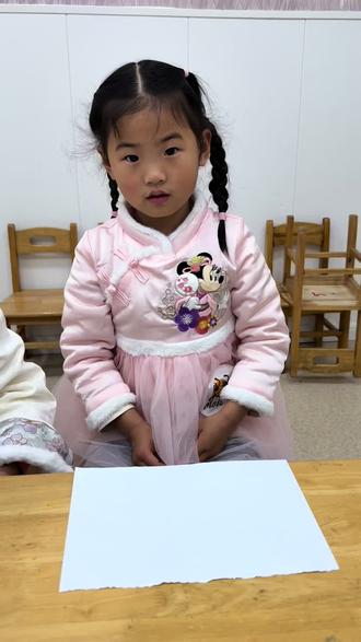 stem课-摩擦力
1.复写纸:蜡笔含蜡质和颜料,涂在纸上后会形成一层薄薄的有色蜡膜,其表面光滑、有油性,能减少纸张间的摩擦力。当用硬物在上方纸张刻画时,压力会让蜡膜上的颜料转移到下方纸上,形成清晰痕迹
2.吹不走的纸:压住纸张后,手与纸间的摩擦力固定了纸张,即使边缘受力,也不容易被吹移位