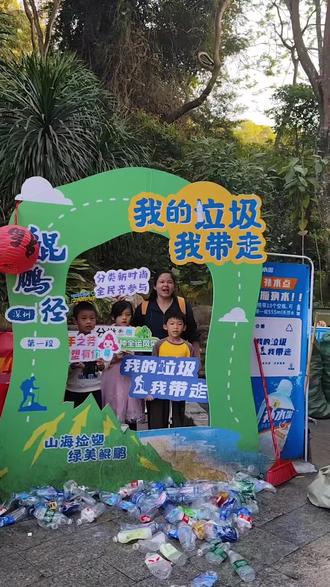 #真实生活分享官 捡瓶子捡出经验了! ,第一次不懂得要踩扁!只捡了57个!经过网友的指点!要踩一脚才装的多!第二次成功捡了290个瓶子! #陪娃时光当然要拍照记录啊