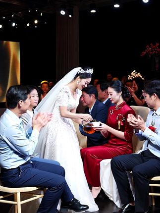 回复 @王子英1的评论 #旗袍婚纱互动#婚庆礼服 #婚宴旗袍 #婚礼妈妈礼服 #婚宴妈妈装
