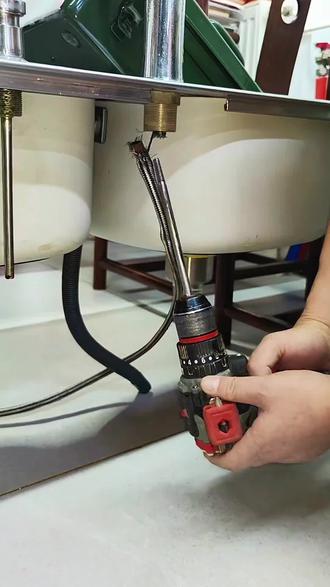 不用将混水阀从盆上拆下来也可以更换软管了#高性能实用工具 #装修分享 #卫浴安装 #实用工具 #五金工具