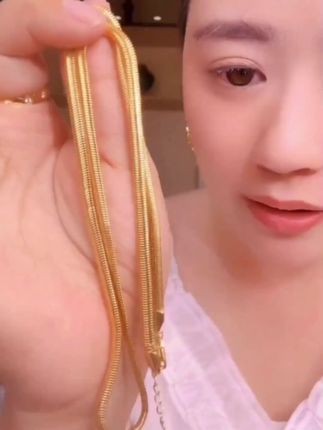 姐妹👭谁懂啊这条项链真的太漂亮了!这款蛇骨链真的很简约大气,做工非常精致,无论搭配什么衣服都超好看,简直是百搭神器!戴上它特别有气质,喜欢的话千万别错过,赶紧入手吧!#项链 #又亮又闪显高级 #强烈推荐 #仙女必备 #上热门🔥