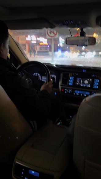 2026年元宵节是3月3日(星期二),农历正月十五,又称上元节、元夕、灯节,是春节年俗的最后一个重要节点,核心主题为灯火祈福、团圆圆满。当天不放假,为正常工作日。
核心信息
• 天文看点:今日19:37月亮最圆,且恰逢年度唯一月全食,我国全境可见“红月亮”,堪称“灯月同辉”奇观。
• 节日由来:源于西汉祭祀太一神,东汉燃灯供佛,魏晋融入道教“上元天官赐福”,唐宋发展为全民娱乐盛会。
传统习俗
1. 吃元宵/汤圆:北方滚元宵,南方包汤圆,均象征团圆美满。
2. 赏花灯:燃灯祈福的延续,街巷灯火璀璨,热闹非凡。
3. 猜灯谜:宋代兴起,将谜语贴于灯上,兼具智趣与祈福。
4. 走百病:妇女结伴走墙边、过桥、逛郊外,祈愿祛病消灾。
简短祝福
• 灯火良宵,鱼龙共舞;汤圆香甜,阖家团圆。
• 上元赐福,万事圆满;马年顺遂,喜乐安康。