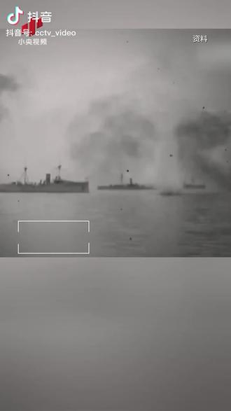 日本“存亡危机”与侵略战争!
日本历史上多次以“存亡危机”为借口,对外发动侵略战争,原因有以下几点:
1、日本生存危机。日本是个地处亚欧板块交界地带,面积仅37.8万平方公里岛国,多火山、地震、海啸,自然条件恶劣,他们认为自然灾害可能致日本亡国,有生存危机。
2、日本发展危机。日本面积狭小,能源、资源匮乏,使其发展受到掣肘,有发展危机。
3、日本认知危机。在东亚地缘政治中,日本有认知上的错误,尤其是中国发展强大,让日本更加不安,加之国内经济发展出现问题,不是与邻国睦邻友好,加强政治、经济、贸易、科技、教育、文化等交流合作,互惠互利,而是采取短视、投机,甚至挑衅、侵略来消除危机,这是日本认知危机。
高市早苗为什么会以“存亡危机”为借口,来挑衅中国统一大业核心利益中的核心问题?
1、二战没有对日本军国主义彻底清算。因当时美国想控制日本,作为“马仔”在东亚制衡中苏一己私欲的袒护,战争头子裕仁天皇没有受到彻底清算惩罚,导致日本右翼军国主义在战后日本死灰复原,如右翼狂热分子高市早苗上任时支持率竟高达82%,长此以往,将加速使日本向右转,给亚洲各国带来危险。
2、日本国内矛盾重重。日本由于政权更迭频繁,与周边国家纠纷不断,导致国内经济不振,民生得不到保证,引发了右翼保护势力不满,高市早苗为了投机拉选民,转移国内矛盾,对中国发出冒险挑衅豪赌!
3、讨论美国主子。日本知道中国现在是美国霸权唯一的竞争对手,高市早苗为了让日本成为正常国家,不顾日本国家和人民安危,千方百计讨好美国主子,希望美国松绑,帮助日本成为正常国家,所以高市早苗就挑衅中国核心中的核心利益,为美国主子纳投名状。
4、日本“病态心理”。日本欠中国人民血债太深重了,中国再次崛起和快速发展,让日本这个以小人之心,度君子之腹狭隘之国,怕中国清算日本侵略中国旧帐。
5、日本部分政客媒体愚昧无知。日本国内虽然有部分爱好和平明智人士,但力量不够。大部分人看不清东升西降,中国领先美国是世界未发展趋势,以美国马首是瞻,紧抱美国大腿并非明智之举。日本媒体叫嚣击沉中国福建舰是天方夜谭“意淫,日本自卫队与强大的中国人民解放军对阵是膛背挡车,自取其辱,日本与中国差距是前全方位的,挑衅中国只能是死路一条!
日本改弦更张,停止挑衅,主动悔错,走和平发展道路才是出路