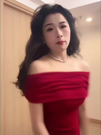 黑色一字肩短袖T恤女夏季性感辣妹别致绝美紧身收腰短款露肩上衣#简约白上衣 #灰色波点连衣裙 #公主裙高级感粉色 #今日穿搭 #休闲夏装