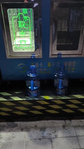 玉芬呐玉芬呐都说你很美,
丰乳肥臀高个细腰两条大长腿。
彪哥开着大奔真的不算啥,
快来我这儿打上一桶免费的水?