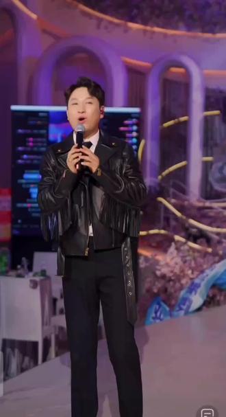 #2026一定会更好 @赫铭🎙️(12号生日新歌发布会) 神秘嘉宾@✨巴昱凯 空降沈阳现场陪赫铭过生日,画面都感动泪目了@张洪波夫妇💑13号皮草破价清仓之战 主持太给力了#一辈子的兄弟情#强烈推荐 #巴昱凯空降赫铭生日会 #一辈子的兄弟情