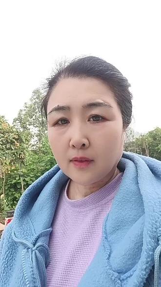 我们是夫妻,但是早已经不是爱人,现在维持这段婚姻的,不是爱情,是对孩子的责任,我不想争吵,不再期待,甚至不想再交流,沉默和无视,成为我最安全的相处方式,人生这条路,我们可以并肩前行,缺再也不会同心同向,我们并非非如此不可,但孩子们非我们不可,为了孩子的身心健康,为了不让外人看笑话,为了不让年迈的父母忧心,我选择不看不听不吵不闹不在乎,也需这就是成年人的婚姻,不是所有的结合都是因为爱情,不是所有的分离都能干脆利落,有些关系,注定要在责任和遗憾中维持#农村宝妈的人生感悟 #你相信命运吗 #忠言扎心 #农村人的真实心态 #善待自己是最大的投资
