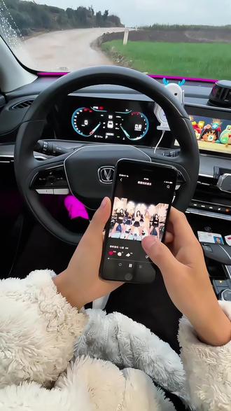 适用于长安80%车型使用,屏幕款手机支架,安装固定,功能齐全,高颜值手机支架 ,12瓦无线快充,高级感满满#车载支架 #车载手机支架 #手机支架推荐 #长安汽车 #汽车用品